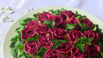 Ikke en salat, og et mesterværk! Opskriften er meget smuk og velsmagende salat "Rose"!