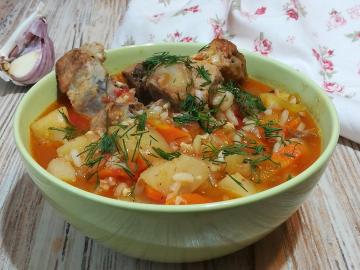 Nærende og lækker tyk suppe med grøntsager, kartofler og ris i usbekisk