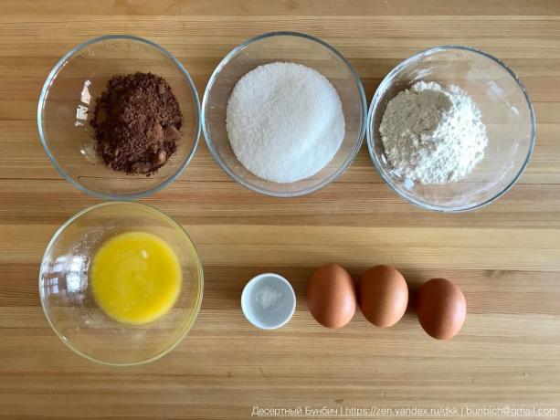 Ingredienser til dannelse af 16 cm diameter: 3 æg (C1), 100 g sukker, 60 g mel B / C, 30 g kakaopulver, 20 g smør, 20 g vaniljesukker, en knivspids salt