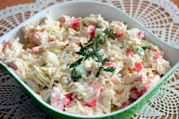 Salat "Den lille Havfrue" med krabbe sticks og smelteost. 15 minutter og du er færdig
