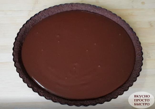 Processen med udarbejdelse af chokolade dessert