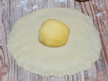 I dag tilberede lækre tærter med æbler, knuder. Delikat shortbread dej og smeltning æble påfyldning.