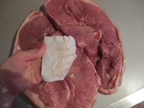 Farvestoffet er ikke synligt på serviet, hvilket betyder, at kødet ikke er blevet forarbejdet.