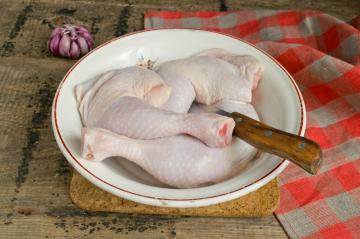 Hvordan til at bage de kyllingelår med surkål?