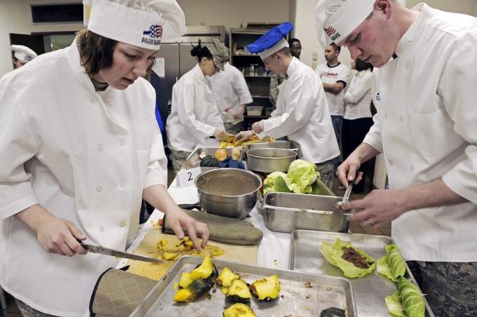 I køkkenet, gode restauranter beskæftiger mere end 15 personer. Billeder - skeeze