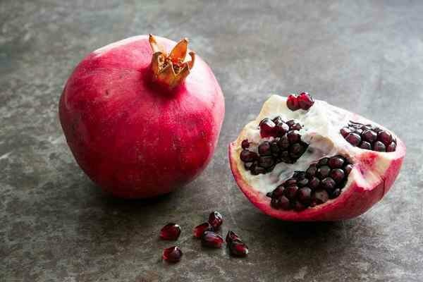 Både frøene og skrælen er nyttige i granatæble (Foto: simplyrecipes.com)