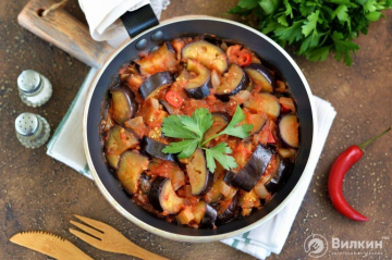 Stewed aubergine med tomater, hvidløg og peberfrugt