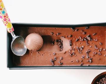 Hjemmelavet is: hindbær og chokolade