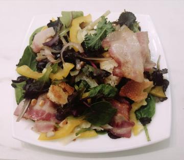 Salat med bacon, løg og croutoner til nytår bord