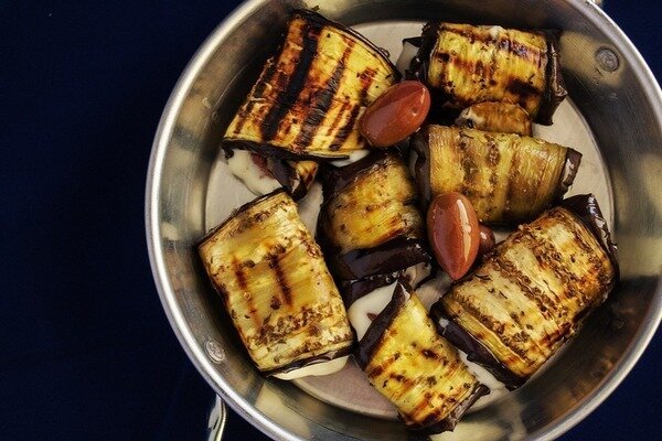 Aubergine skal gennemblødes i salt, så de ikke smager bittert (Foto: Pixabay.com)