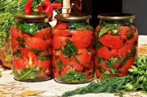 Skiver tomater med urter og hvidløg til vinteren. favorit opskrift