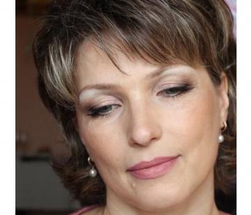 Makeup fejl alder kvinder, der forsøger at se yngre, få den modsatte effekt
