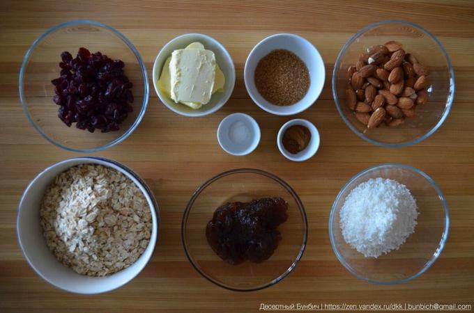 Ingredienser: Smør 3 spiseskefulde (85 g) Honning 0,3 kopper (145 g), brun sukker 2 spsk kanel 1 teskefuld Havregryn 3 kopper (255 g), kokos spåner (43 g), tørret tranebær (71 c), mandel (71 c), 0,25 tsk salt skeer 