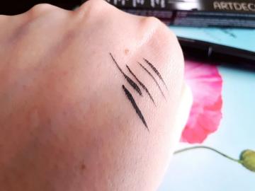 Flydende eyeliner, som er praktisk at drage en pæn tynde pile