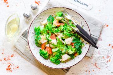 Broccoli salat med kylling og tomater