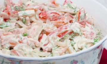 Frisk salat med krabbe pinde, som alle ros! Nu bare koge det!
