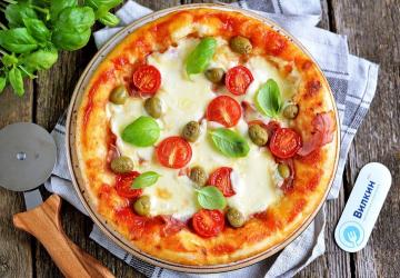 Pizza med mozzarella og tomater