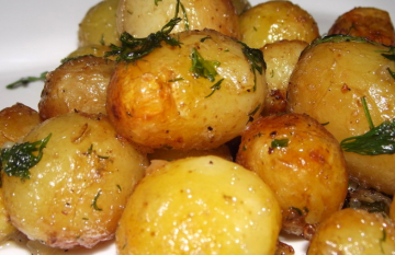 Hvidløg kartofler i hullet for den festlige bordet