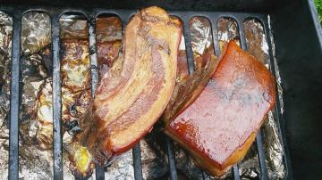Hvordan til at ryge en velsmagende bacon på bålet?