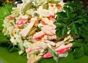 Salat "Sea" med krabber pinde og blæksprutte. Fejet væk fra bordet i 5 minutter!