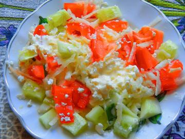Hearty, let lækker salat med tomat og ost