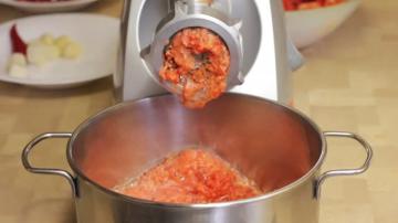 Tomater med peberrod sauce til vinteren uden kogning. Nyttige relish "Gorlodor"