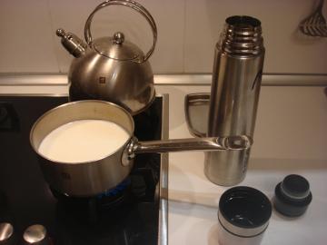 2 enkel proces til fremstilling af varm mælk. Nu husholdningsaffald simpelt!