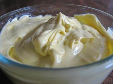 Hvordan gør jeg hjemmelavet mayonnaise med creme fraiche og kogte æggeblommer. Ikke fedtet og lækker