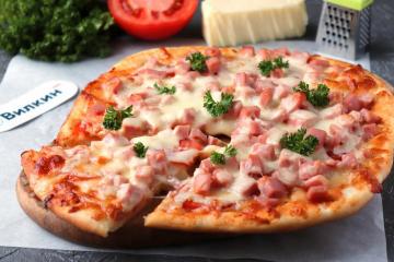 Pizza med pølse, tomater og ost