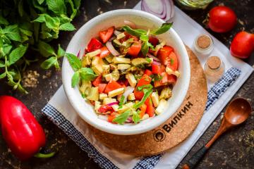 Bagt aubergine og peber salat