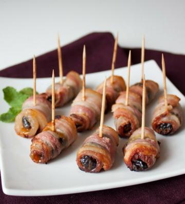 Snack: svesker med nødder indpakket i bacon