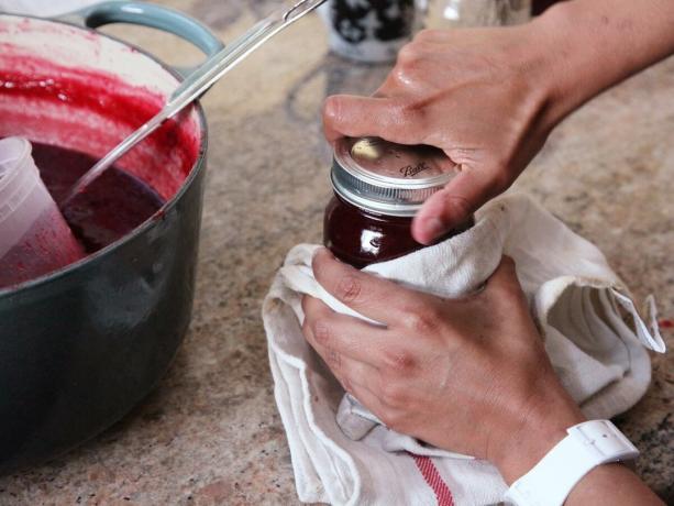 Forseglet låg vil holde marmelade ikke kun på forsukring, men også fra formen. Billeder - Yandex. billeder