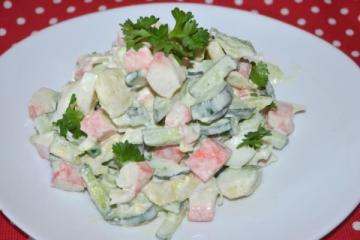 Awesome velsmagende salat med krabbe sticks og avocado! Du vil koge det for alle helligdage!