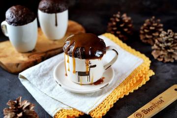 Chokolade cupcake i et krus i mikrobølgeovnen