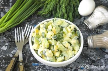 Agurk, æg og grøn løg salat