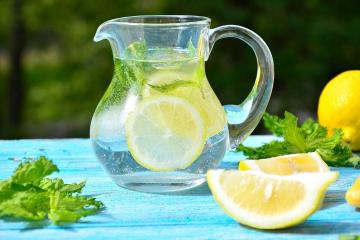 Hvorfor drikke vand med citron på tom mave?