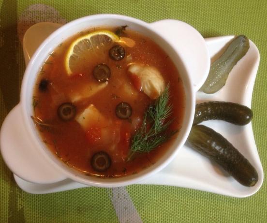 Hvis du tror billedet er det Solyanka, derefter lavet en fejl. Denne suppe er en meget lettere og mere effektiv.