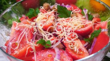 Salat med tomater og croutoner