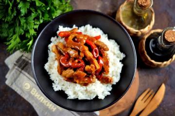 Svinekød i kinesisk stil i sursød sauce