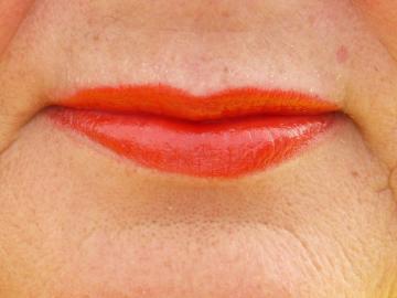 Om der skal bruges lyse læbestift efter 50, hvis læber var tynd: en visning fra make-up artist