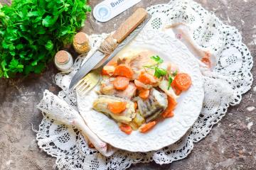 Fisk med gulerødder og løg i ovnen