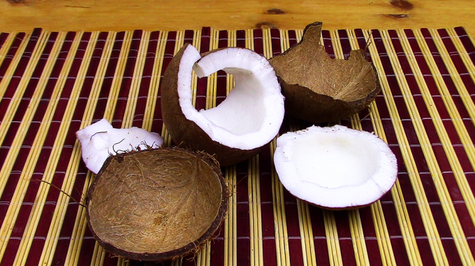 hvordan man åbner en kokosnød