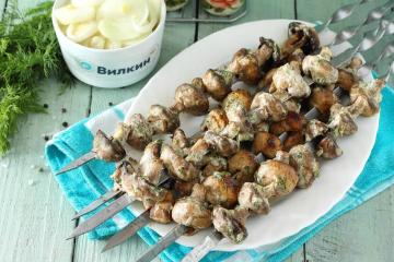 Grill af champignons på grillen