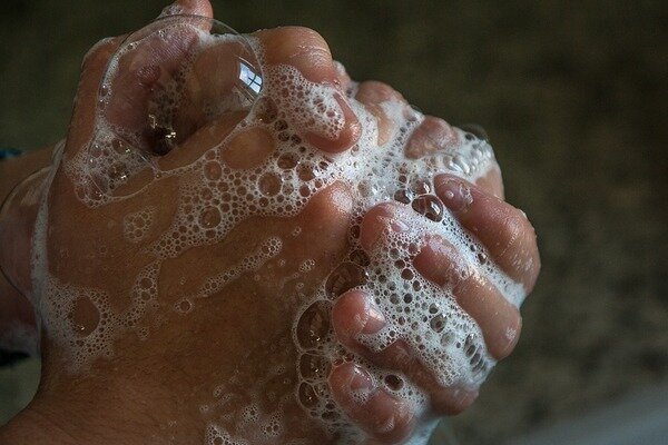 Vask dine hænder grundigt inden hvert måltid. (Foto: Pixabay.com)