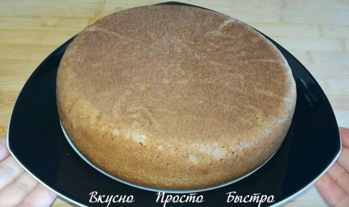 Kiks også bages i en forvarmet ovn ved 180 ° C. Villighed til at kontrollere træ spyd. Gennembore kagen spyd, spid, hvis tørre, så svamp kage er klar.
