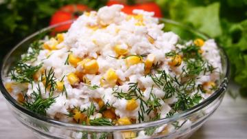 Salat af kogt fisk med ris og majs