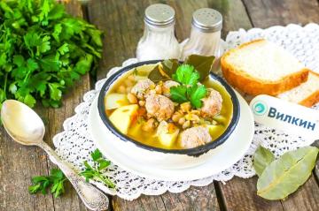 Suppe med kødboller og dåse bønner