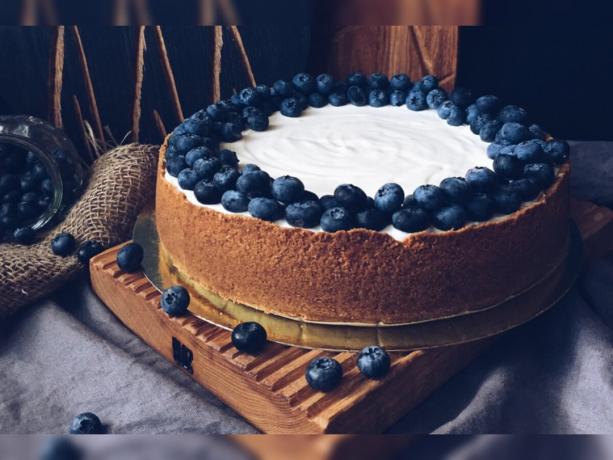 Klassisk New York cheesecake dekoreret med friske blåbær