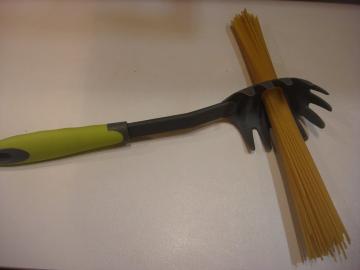 Hvad er hullerne i håndtagene fra pander og skeen spaghetti. Det viste sig, at de er praktisk at bruge.