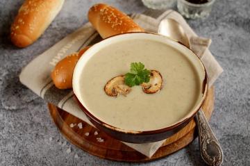 Champignonscreme suppe med champignons med fløde